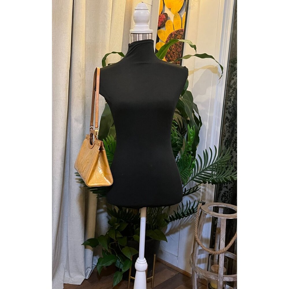 ๐ AUTHENTIC LOUIS VUITTON ROXBURY DRIVE YELLOW VERNIS HANDBAG - Picture 14 of 16
